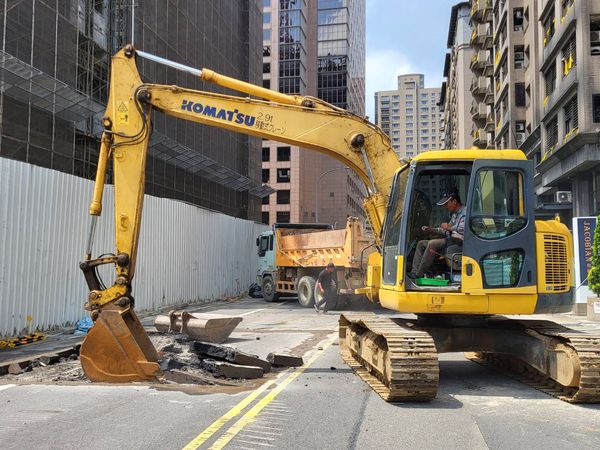 ▲▼「竹北天坑」2沉陷異常+3土壤鬆散　開挖驚見建築廢棄物回填。（圖／豐邑提供）