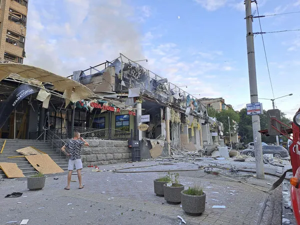 ▲▼烏克蘭東部克拉莫托斯克市中心的里亞比薩餐廳（Ria Pizza）27日遇襲。（圖／達志影像／美聯社）