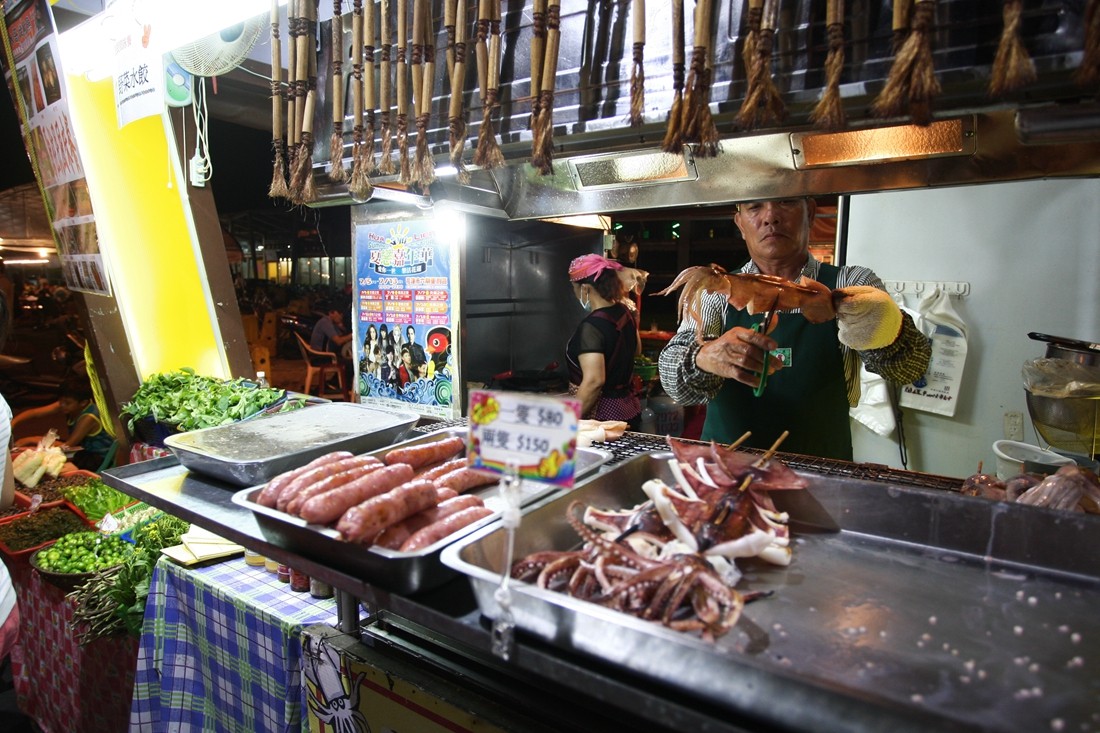 花蓮彩虹觀光夜市、烤鳥蛋、烤魷魚。（圖／記者陳睿中攝）