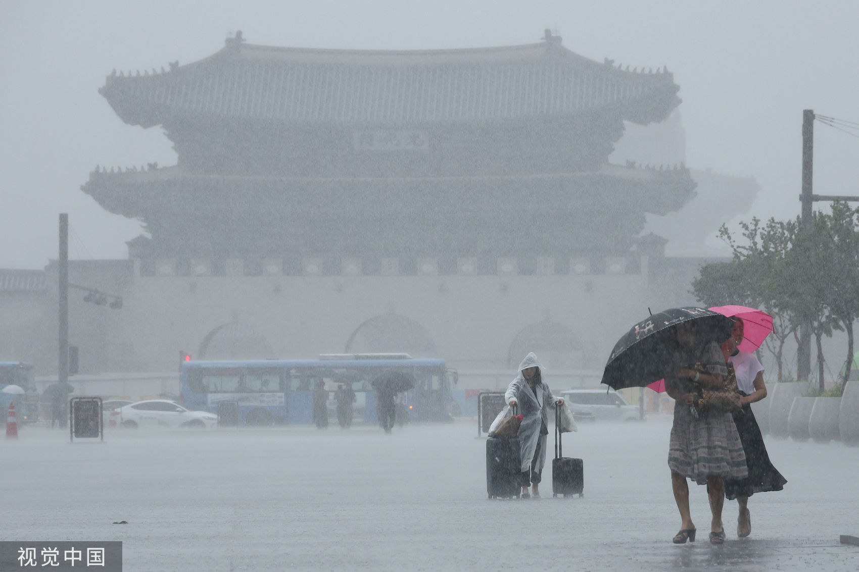 ▲▼南韓雨季鋒面移往首都圈，首爾光化門廣場29日降下豪雨。（圖／CFP）