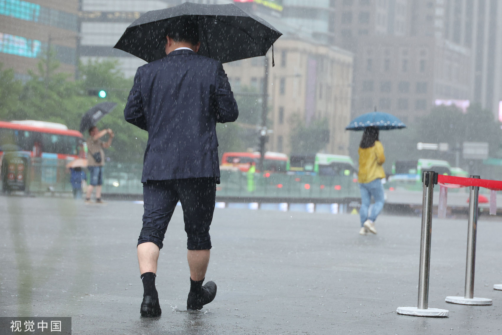 ▲▼南韓雨季鋒面移往首都圈，首爾光化門廣場29日降下豪雨。（圖／CFP）