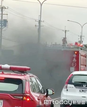 ▲民眾拍下消防車變烏賊車情況，後方機車閃避至內車道。（圖／記者蔡佩旻翻攝）