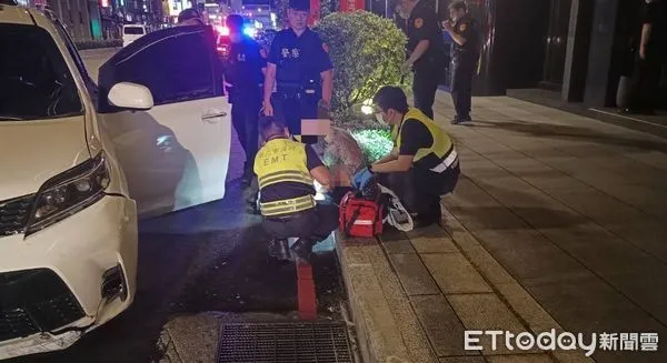 ▲汪男自撞分隔島後，下車又自殘。（圖／記者陸運陞翻攝）