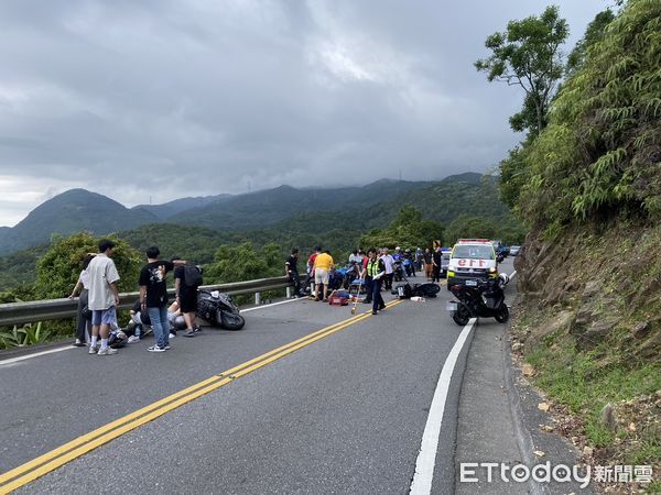 ▲▼北宜公路機車壓彎撞對向機車，一女飛摔護欄外，幸未掉落山下，共造成4重傷。（圖／記者游芳男翻攝，下同）