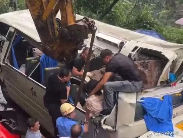 ▲▼重慶奉節縣持續降雨　中型客車遭落石擊中6死9傷。（圖／翻攝自影片）