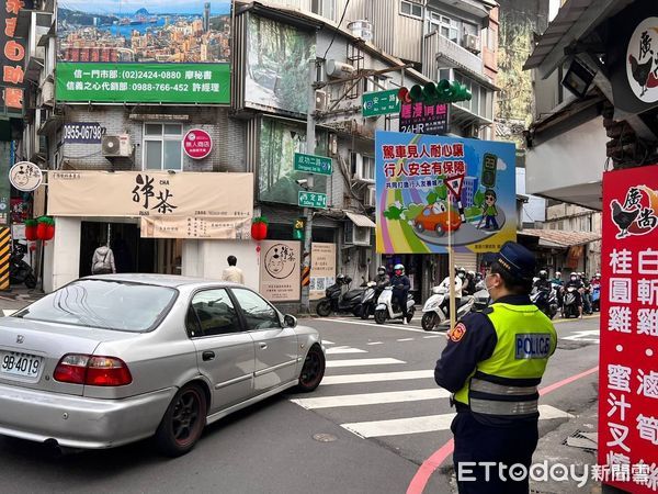 ▲車輛不禮讓行人新制拍板上路，警方呼籲駕駛保持安全距離以免受罰。（圖／記者張君豪翻攝）