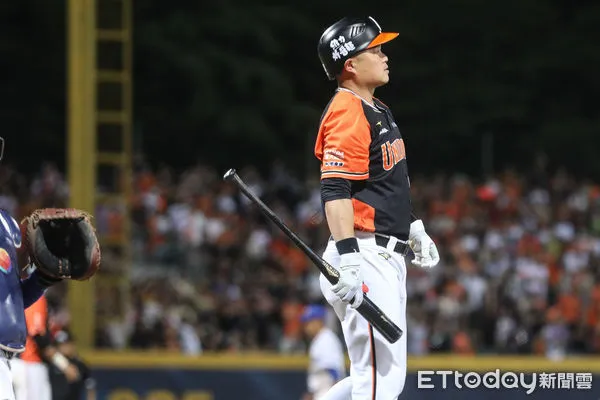 ▲統一獅胡金龍上場代打。（圖／記者林敬旻攝）