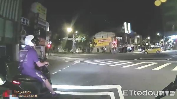 ▲呂男遭到通緝還跑到板橋吃消夜，遇警盤查逃逸不到3分鐘就被逮。（圖／記者陸運陞攝）