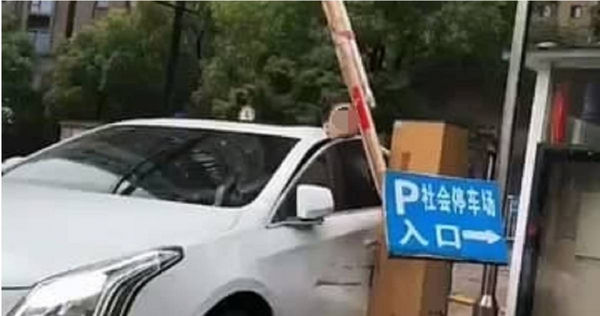 中國一名男駕駛遭車門夾頸亡。（圖／翻攝自PTT）