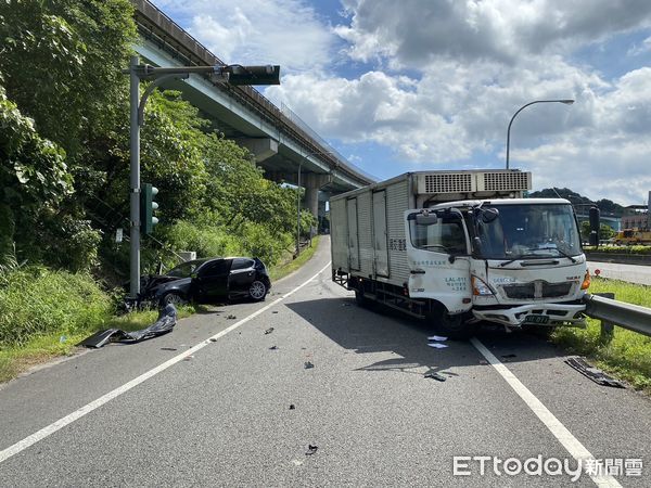 ▲▼             國1南下2公里處八堵交流道今(30)日上午9時許發生車禍。（圖／記者郭世賢翻攝）