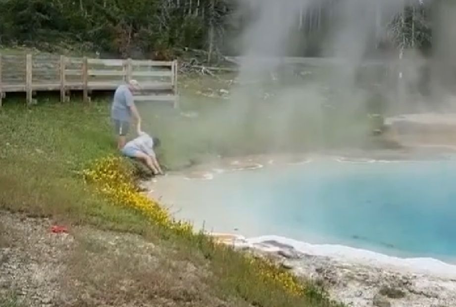 Tourists Ignore Safety Warning at Yellowstone Park’s Hot Springs, Put Hands in 78-Degree Water