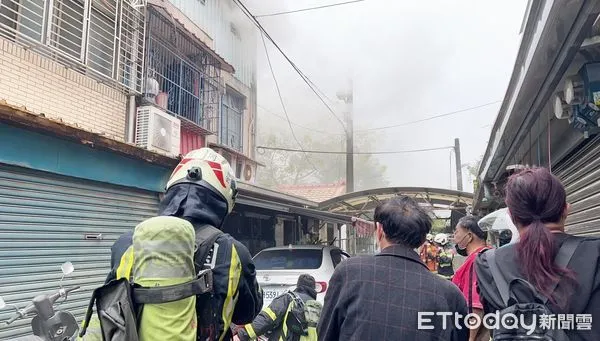 ▲桃園市大溪區今年2月7日發生縱火案，導致3歲游姓女童慘遭燒死，涉嫌縱火的鄧姓女子坦承犯案，圖為案發時消防人員搶救畫面。（資料照／記者沈繼昌翻攝）