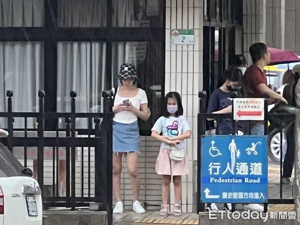 ▲▼午後雷陣雨，未帶雨具民眾躲雨。（圖／記者陳煥丞攝）