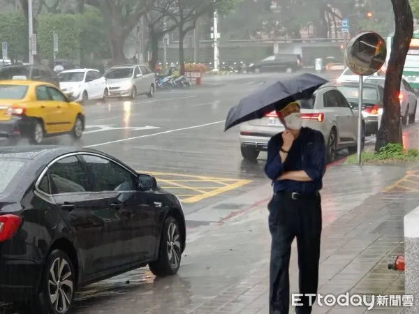 ▲▼午後雷陣雨，未帶雨具民眾躲雨。（圖／記者宋良義攝）