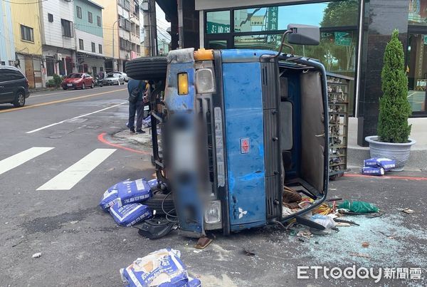 ▲▼搬卸水泥時沒拉手煞車，導致車子往前滑動翻覆。（圖／民眾提供，下同）