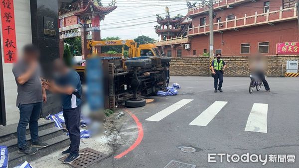 ▲▼搬卸水泥時沒拉手煞車，導致車子往前滑動翻覆。（圖／民眾提供，下同）