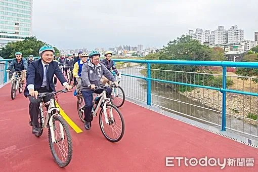 ▲桃園市蘆竹區知名的南崁溪印象大橋3年前啟用時成為打卡熱點，前市長鄭文燦啟用時還率官員騎乘自行車試乘。（資料照／記者沈繼昌翻攝）