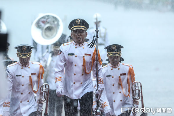 ▲雲南反共救國軍入祀忠烈祠，儀隊在大雷雨中進行儀式。（圖／記者林敬旻攝）