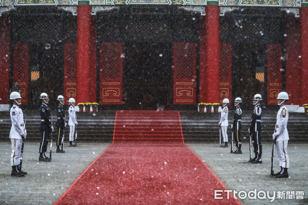 ▲國軍在雨中迎接泰北孤軍英靈入祀忠烈祠。（圖／記者林敬旻攝）