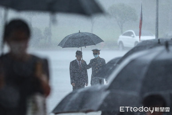 ▲雲南反共救國軍入祀忠烈祠，遺眷在大雷雨下抵達。（圖／記者林敬旻攝）