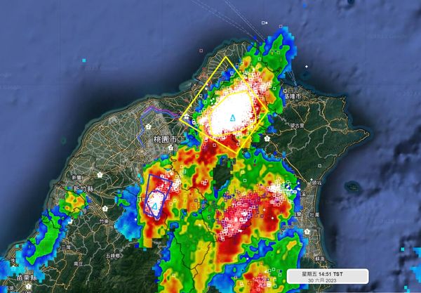 ▲▼氣象粉專提醒，台北盆地出現大型的對流胞。（圖／翻攝自「天氣風險 WeatherRisk」粉專）