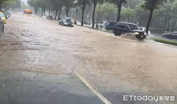 ▲▼       士林至善路淹水      。（圖／攝影中心攝）