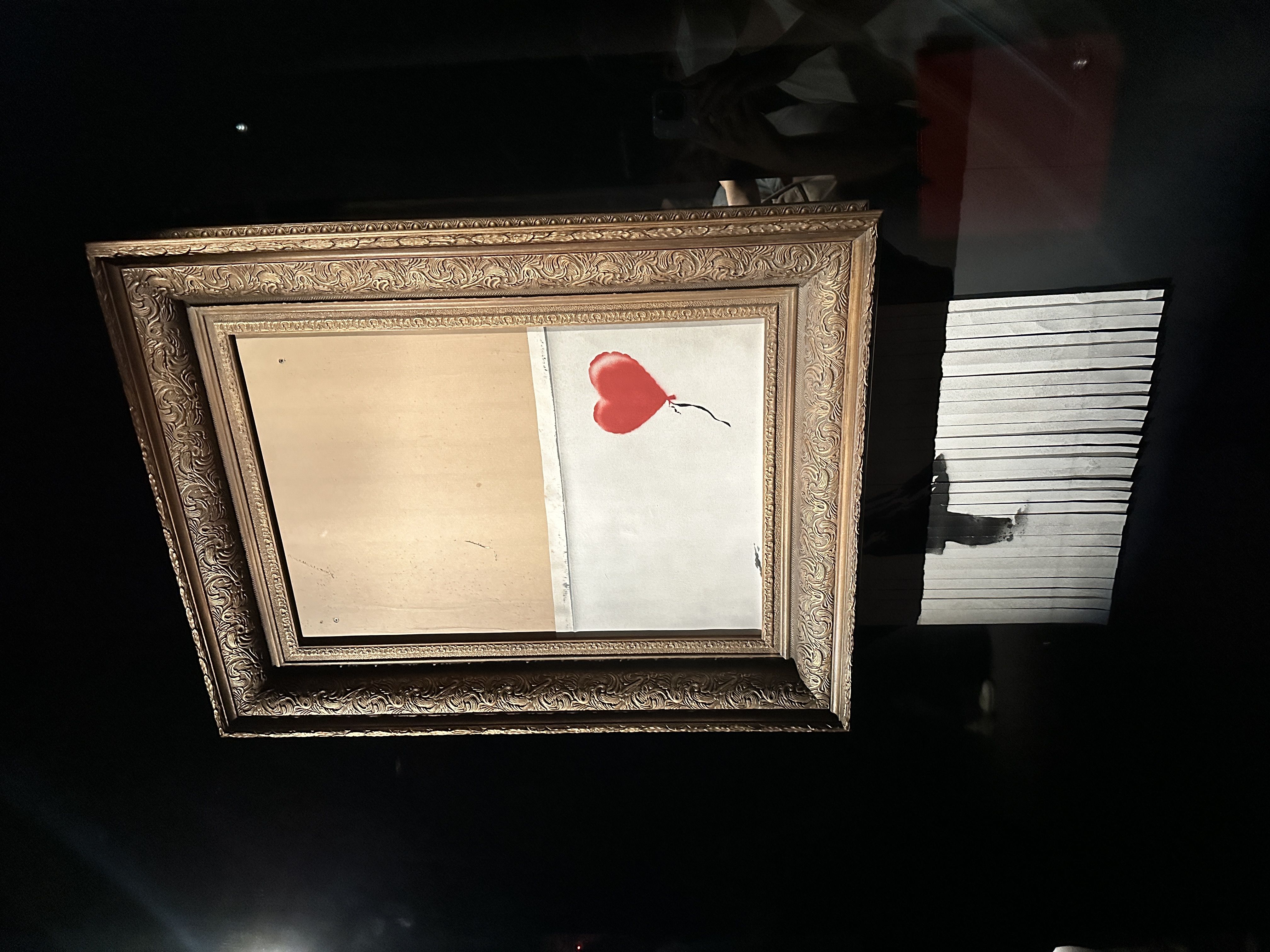▲▼身份成謎的神秘藝術家班克斯(Banksy)創作當代藝術史上最轟動的「自毀作品」《垃圾桶中的愛》(Love is in the Bin)如今來台展出。（圖／記者林育綾攝）