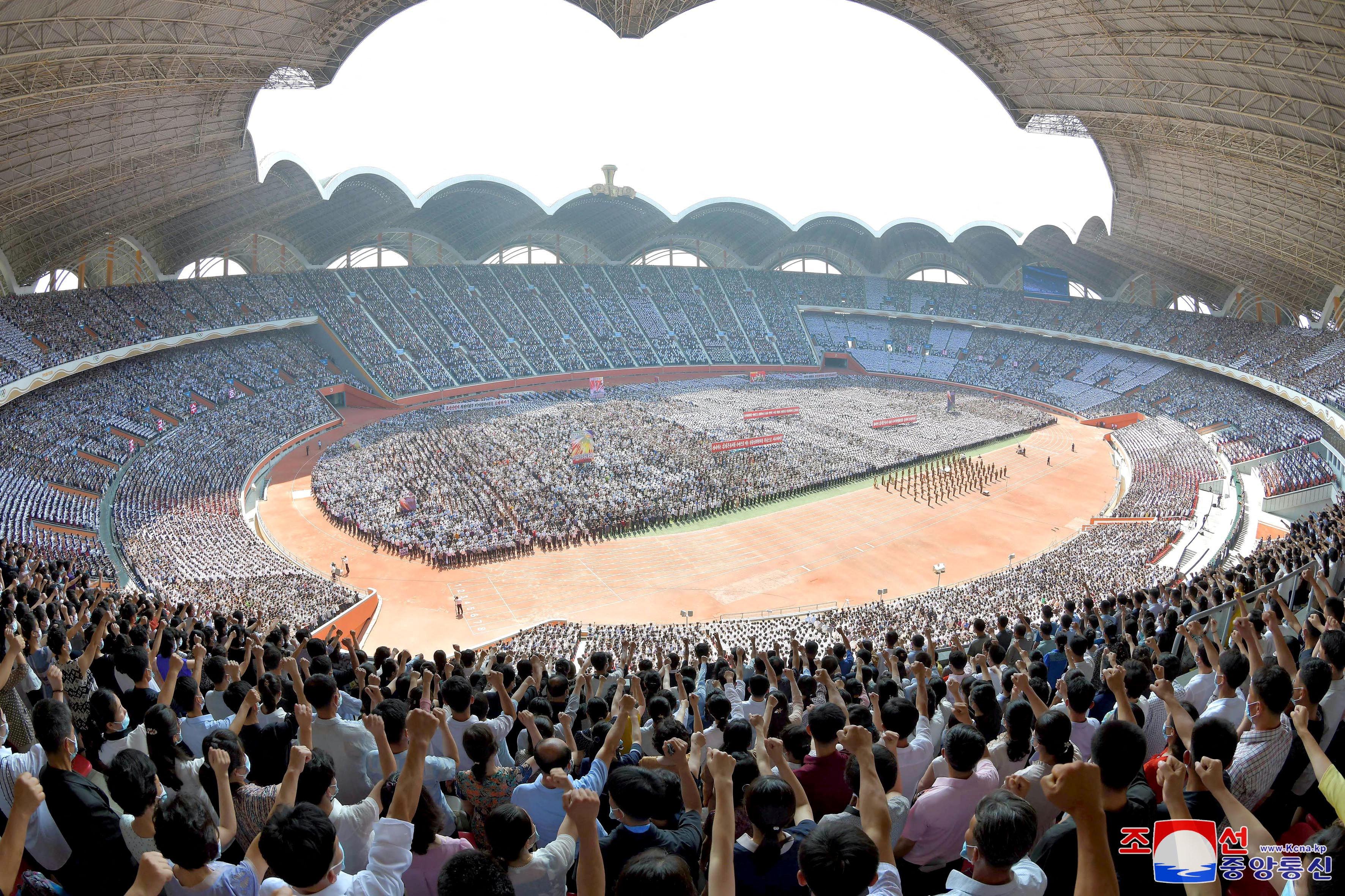 ▲▼北韓25日在首都平壤綾羅島五一體育場召集12萬名群眾參加「反美集會」。（圖／路透）