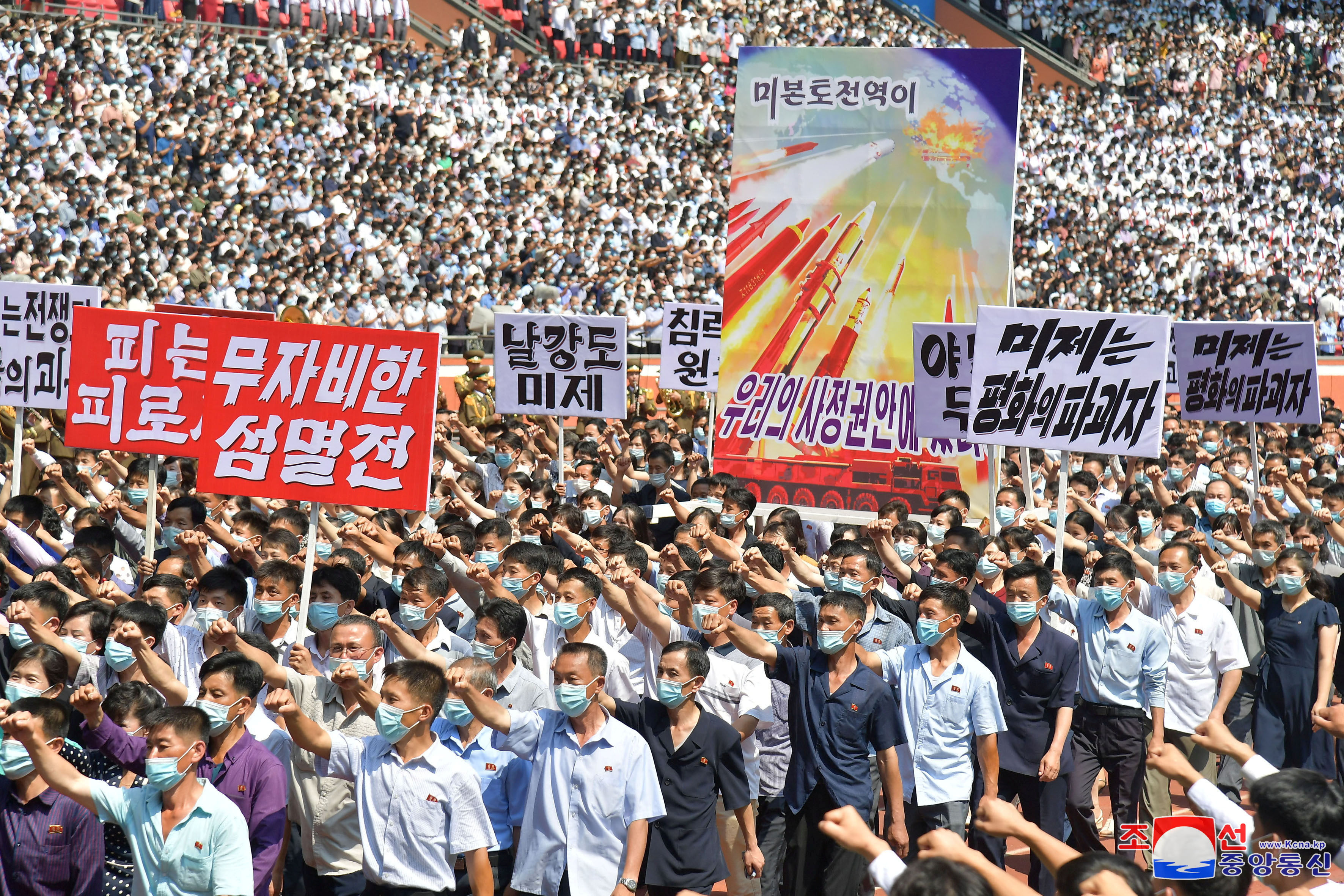 ▲▼北韓25日在首都平壤綾羅島五一體育場召集12萬名群眾參加「反美集會」。（圖／路透）