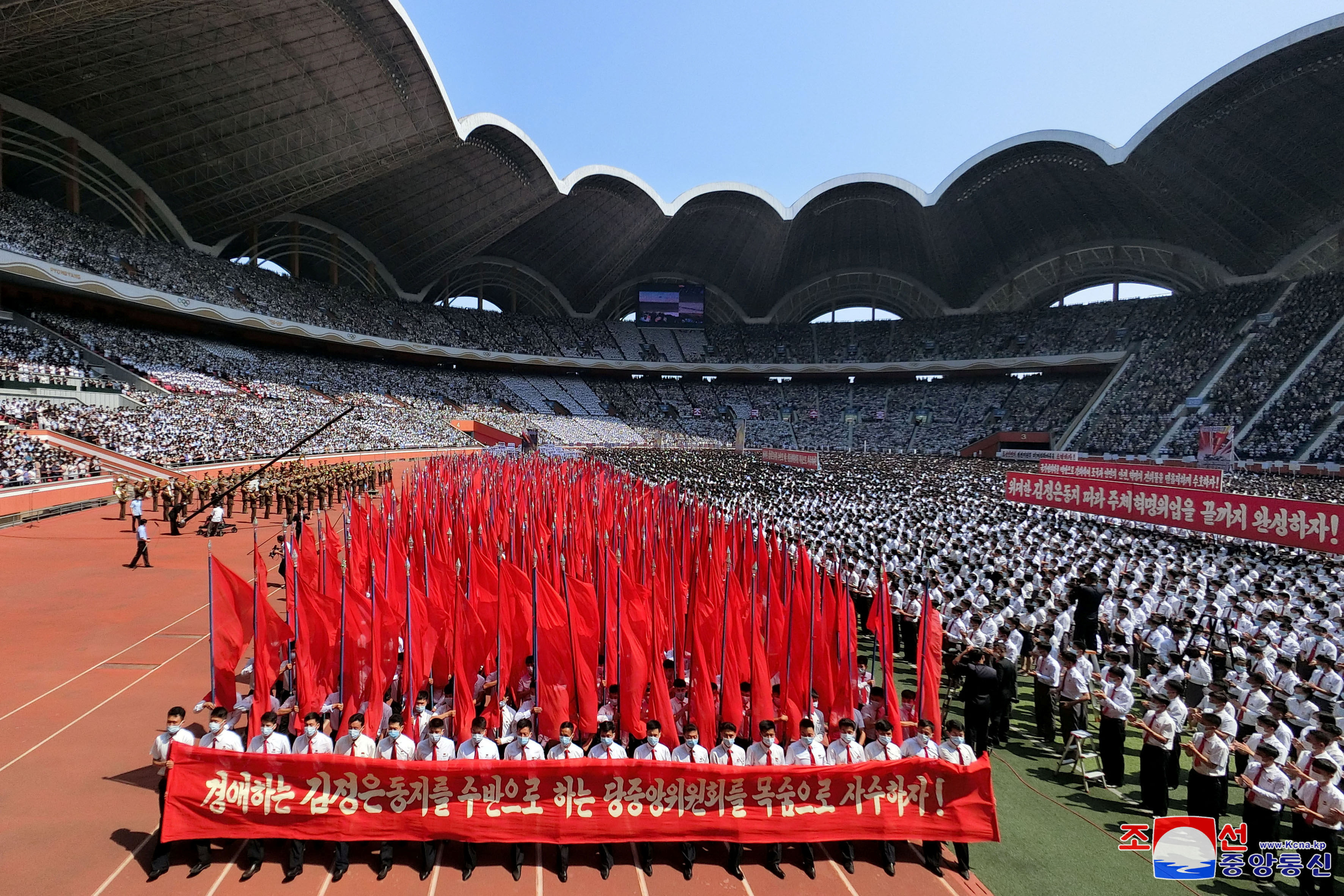 ▲▼北韓25日在首都平壤綾羅島五一體育場召集12萬名群眾參加「反美集會」。(圖/路透)