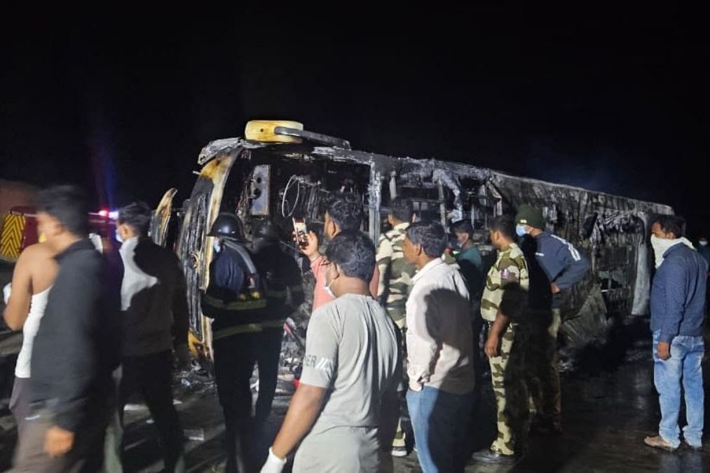 ▲▼ 印度巴士高速公路翻覆起火，造成25人死亡。（圖／翻攝自推特）