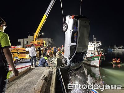 廂型車「衝破護欄」掉進南寮漁港！2人游上岸落跑　警消搜救中