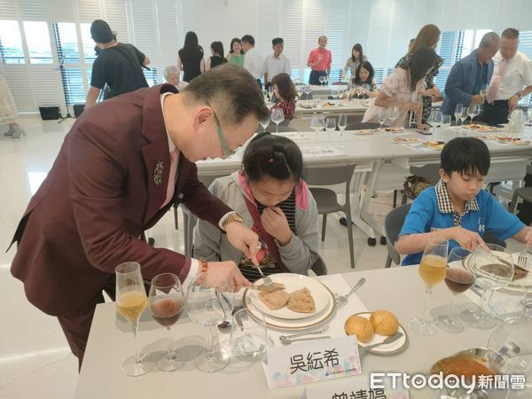 ▲《台南音樂與生活美學協會》理事長蘇明宙，教導弱勢家庭小孩，學習正確社交與西餐禮儀，除邀請專業人員指導外，也邀請30多位各行各業的精英到場陪伴。（圖／記者林悅翻攝，下同）