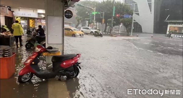 ▲▼北市中山區因大雨狂轟，北安路一度水淹達半個機車輪胎。（圖／記者邱中岳翻攝）