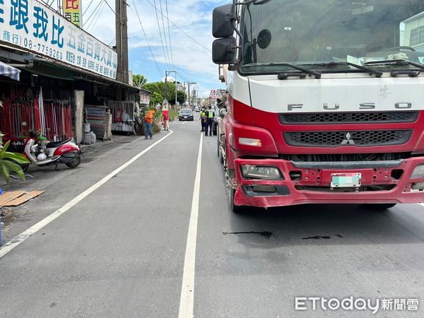 ▲▼             屏東縣里港鄉中山南路27日上午11時許發生車禍。（圖／記者陳崑福翻攝）