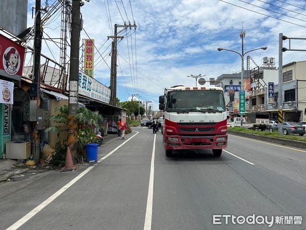 ▲▼             屏東縣里港鄉中山南路27日上午11時許發生車禍。（圖／記者陳崑福翻攝）