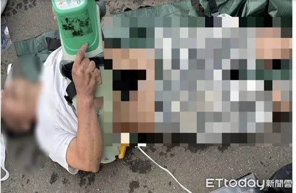 ▲▼ 新北男自撞分隔島，當場失去生命跡象            。（圖／記者戴上容翻攝）