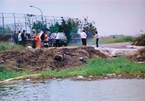 魏男與黃賢正有5萬元金錢糾紛，慘遭黃推入水圳，活活溺斃。圖為魏男喪命的水圳。（東森新聞提供）