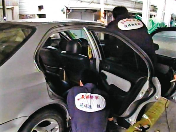 黃男駕車載走魏男後將其殺害，警方尋獲犯案車輛，進行採證。（東森新聞提供）