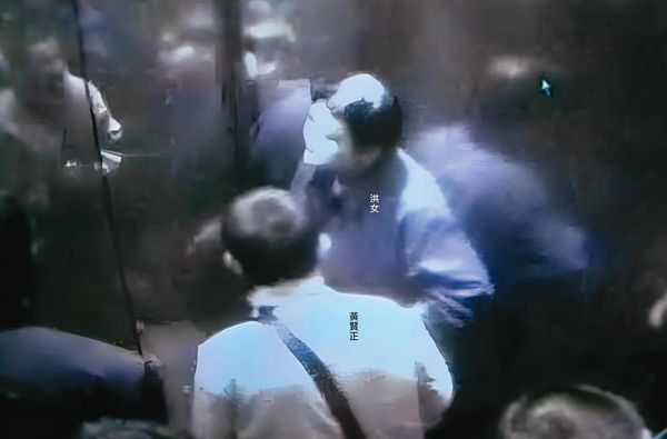 死者洪女與黃賢正一同進入大樓電梯，畫面被監視器清楚拍下。（東森新聞提供）