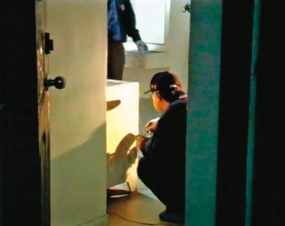 洪女在出租套房遭殺害，警方獲報前往現場蒐證。（東森新聞提供）