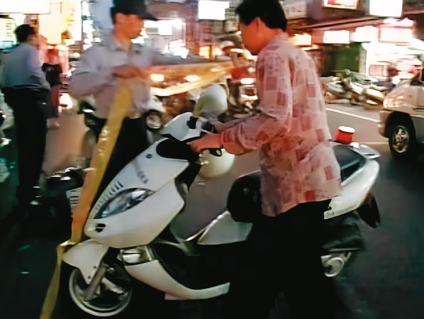 數日內連奪2命的凶手黃賢正，犯案後躲到彰化，以機車代步，後遭警方圍捕落網。（東森新聞提供）