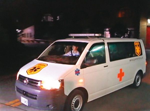 槍決時歷經3度卡彈的黃賢正伏法後，屍體被救護車載出看守所。（東森新聞提供）