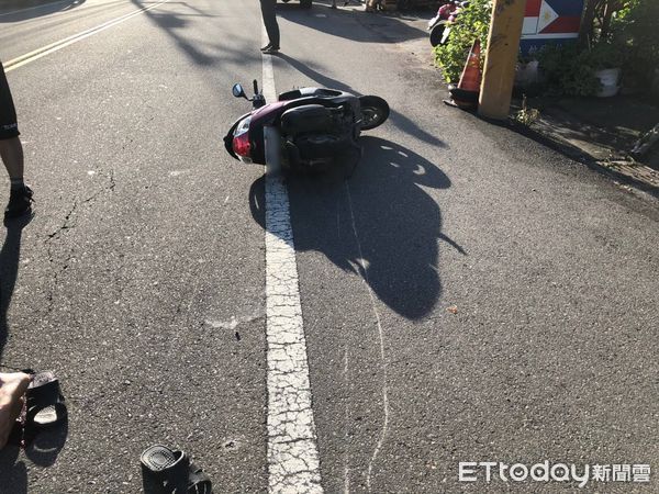 ▲▼女子騎機車橫切車道，男子剎車不及追撞，造成肋骨斷裂，左小腿骨折。（圖／民眾提供，下同）