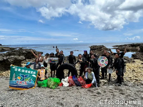 ▲台東縣環保局攜手海保署第十工作站等單位在蘭嶼鄉母雞岩舉辦淨灘淨海活動。（圖／記者楊漢聲翻攝）