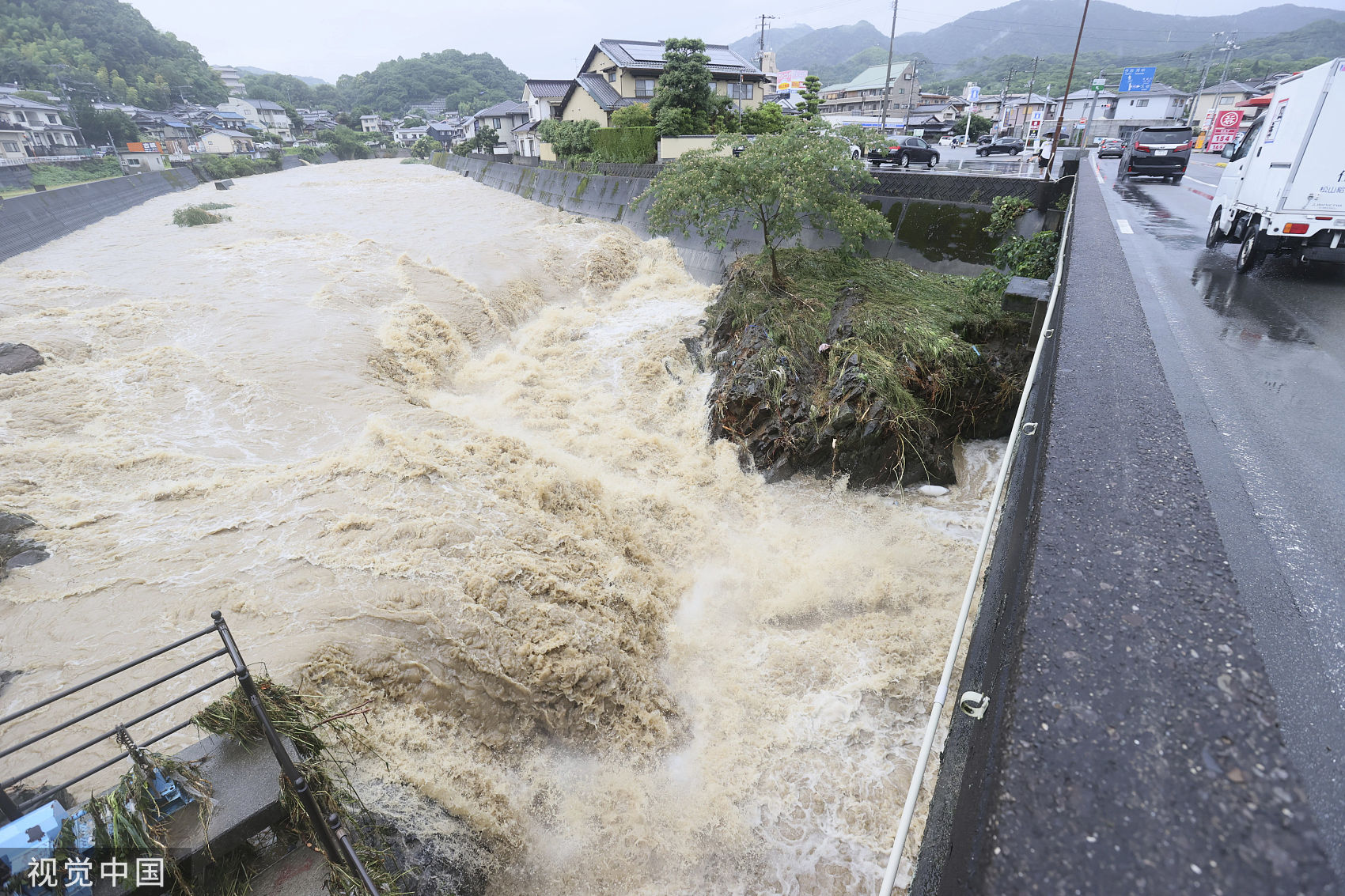 ▲▼ 日本暴雨／愛媛縣松山市石川河暴漲至洪水水位，當局發布疏散令。（圖／CFP）