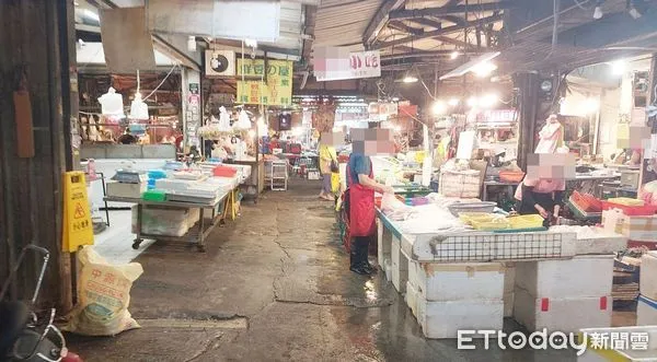 ▲桃園市桃園區某公有市場李姓攤商去年8月與吳姓攤商因細故談判未果，2人互持鐵椅攻擊，隨後又有2人捲入互毆都掛彩，事後4人互提傷害告訴。（圖／記者沈繼昌翻攝，與本新聞無關）