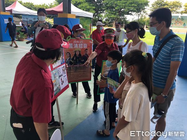 ▲台南市消防局新化消防分隊出動警義消與婦宣姊妹，向民眾宣導各項防火與防災知識。（圖／記者林悅翻攝，下同）