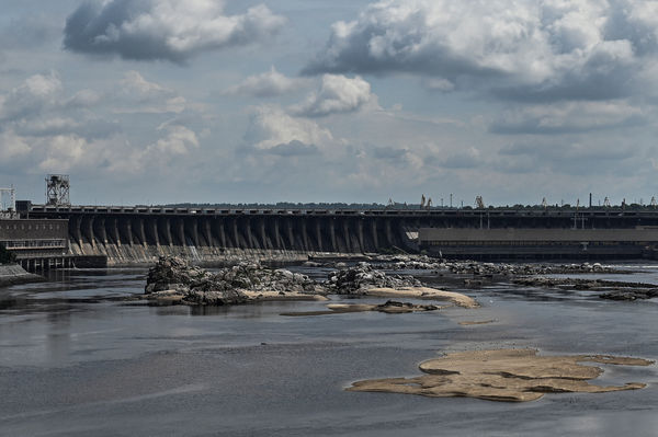 ▲▼烏克蘭南部新卡科夫卡水壩（Nova Kakhovka dam）遭炸毀後，第聶伯羅河（Dnipro River）的「安東尼夫斯基橋」（Antonivskyi Bridge）被毀。（圖／路透）