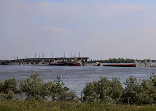 ▲▼烏克蘭南部新卡科夫卡水壩（Nova Kakhovka dam）遭炸毀後，第聶伯羅河（Dnipro River）的「安東尼夫斯基橋」（Antonivskyi Bridge）被毀。（圖／路透）